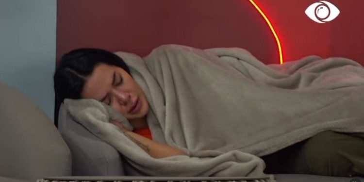 Çfarë i ndodhi? Lotët ‘rrëke’/ Efi qan e vetme në oborr