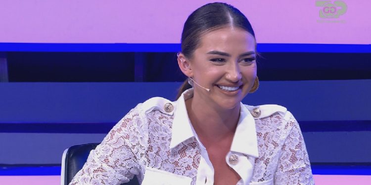 Kiara si nuse s’po ka kohë, bukën e ha në veturë