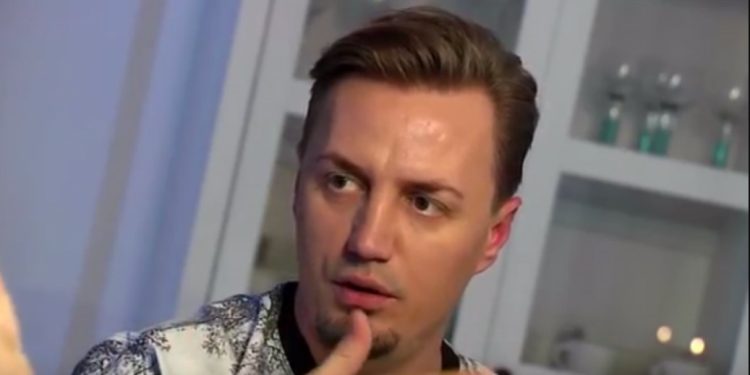 Blero ndanë moment intim me të dashurën në shtrat