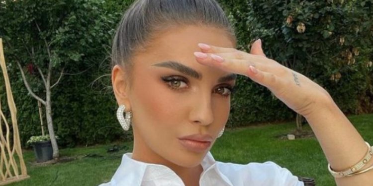 Nuk përmbahet Beatrix, kështu e reklamon turpin në këtë veshje provokuese