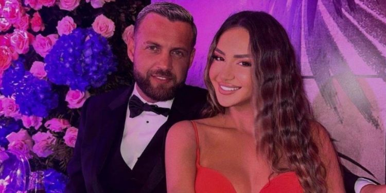 “Zarfin e kuq apo të zi?”, Kiara poston foto me Luizin, komenti epik i këngëtarit