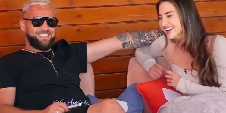 Fansat kapin teksa Luizi vesh rrobat e gruas