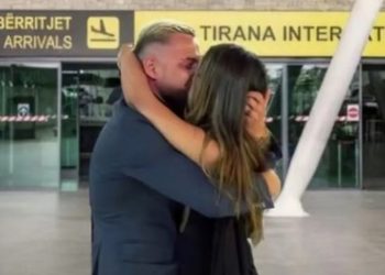 Luizi rikthehet në Shqipëri, Kiara e surprizon në aeroport