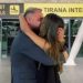 Luizi rikthehet në Shqipëri, Kiara e surprizon në aeroport