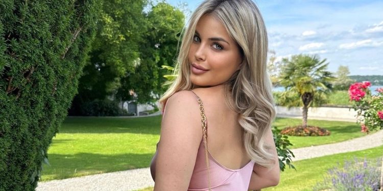 Afrona paska shtuar kilogramë, kështu po duket në këtë fustan të ngushtë!