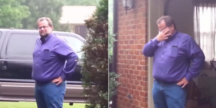 Shiti makinën për studimet e vajzës, ajo që merr pas 21 vitesh e bën të qajë