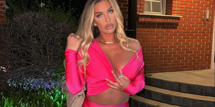 Pas ndarjes nga burri 50-vjeçar, Adelina ‘tranohet’! Vishet më provokative se asnjëherë më parë