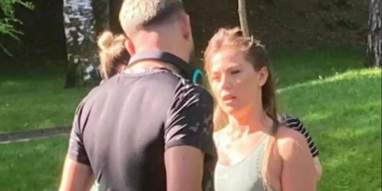 Shumë pranë njëri-tjetrit, Luizi dhe Olta “kapen mat” në parkun e Tiranës