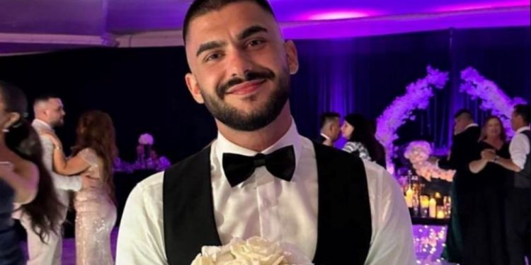 Butrinti nuk e ka problem, e puthë në mes të dasmës dashurinë e jetës së tij