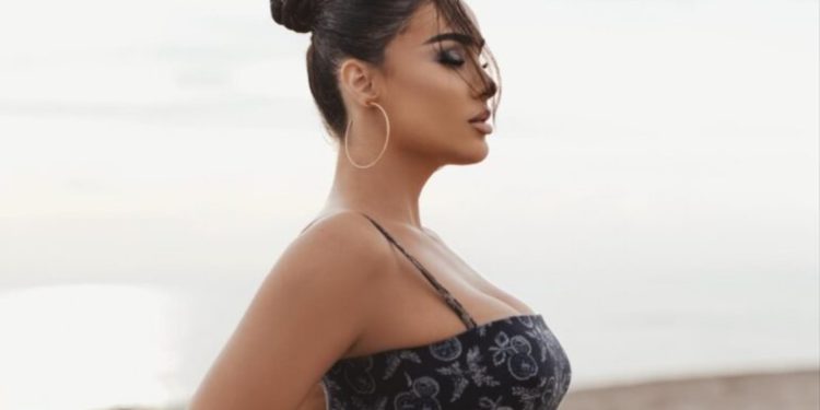 E tepron Xhensila, i del gjoksi në ‘fushë’ gjatë realizimit të klipit të ri!