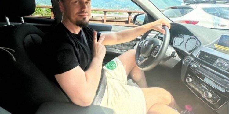 Blero ka marrë mësim nga dy martesat e mëparshme, të dashurën e re e ‘mbyll me dry’!