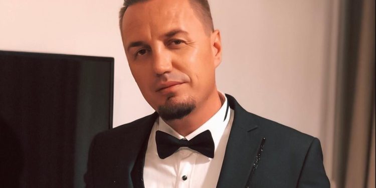 Blero prezanton partneren e re bjonde dhe i shpreh dashurinë: I joti që nga prekja e parë