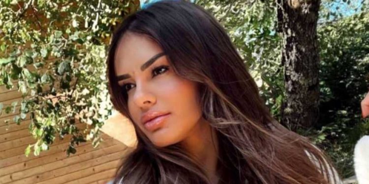 Ariana e tepron me këtë veshje rrugëve të Milanit!