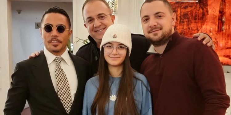 “Ka paguar për 1 foto me Nusretin sa 5 banesa”, Ardit Gjebrea i kthehet ‘keq’ ndjekësit