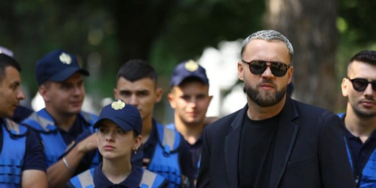 Çfarë po ndodh, Luizi rrethohet nga policia, del fotografia