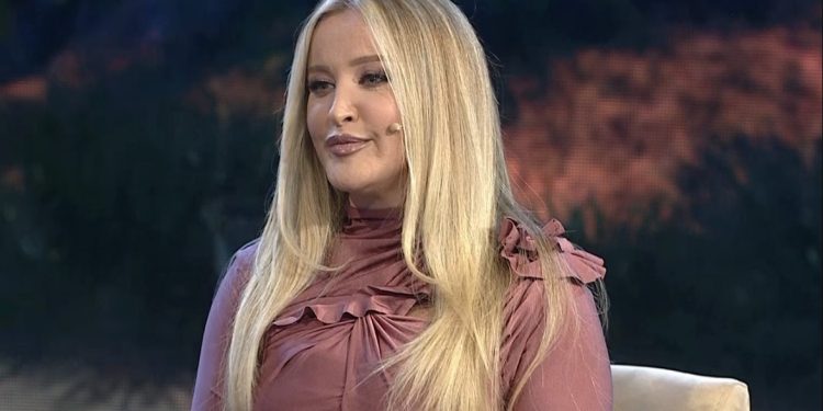 Tuna nënë e dy fëmijëve, por del pa pikë turpi në publik me gjoksin jashtë