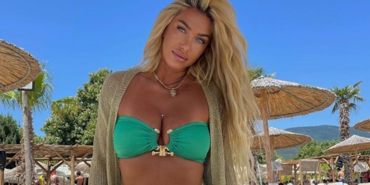 Adelina Tahiri e harron ish-burrin 50-vjeçar, nis pushimet me një mashkull