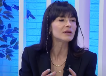 “Shpifësirë, na hape barkun”- E ofendoi në rrjetet sociale, reagon ashpër Zhaklin Lekatari ndaj ndjekëses: Më pëlqen idiotësia në këtë nivel