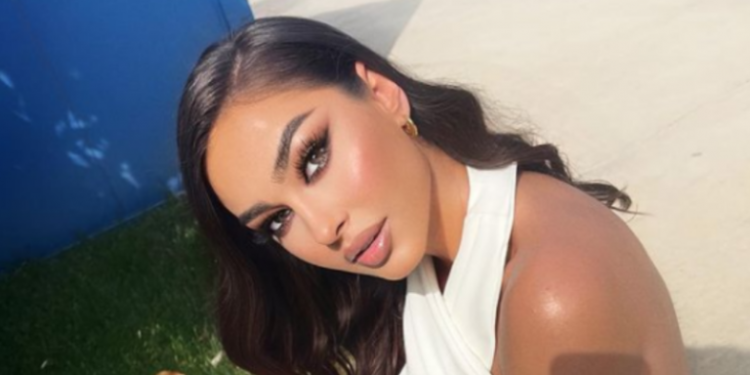 Nëna me e bukur shqiptare nuk përmbahet, shfaqet e lagur dhe pa riçipeta!