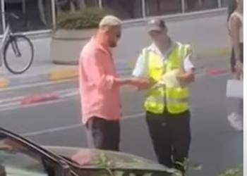 Luiz Ejllin filmohet teksa merr dënim për shkelje në trafik (VIDEO)