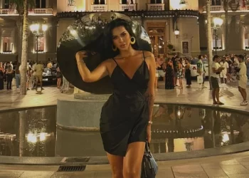 Efi ndez rrjetin me foto nga pushimet, ekspozon trupin me ngjyrë