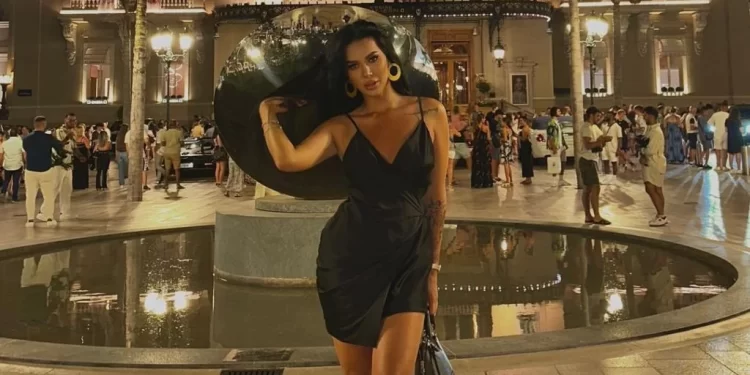 Efi ndez rrjetin me foto nga pushimet, ekspozon trupin me ngjyrë