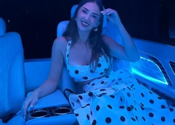 Kaq elegante dhe e rregulluar del në plazh Kiara Tito