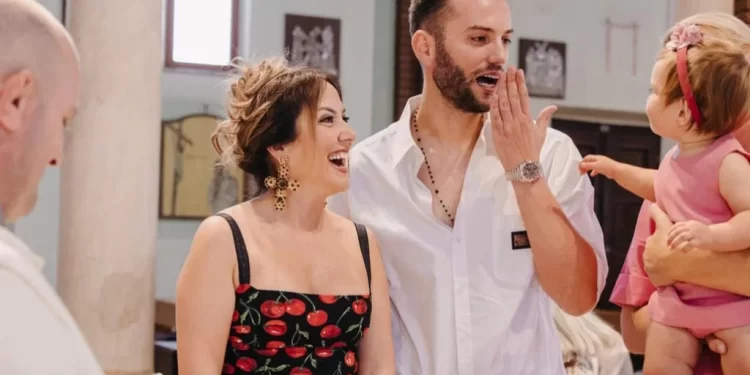 Kujt i ngjan vajza e Arbanës, moderatores apo Edit?!