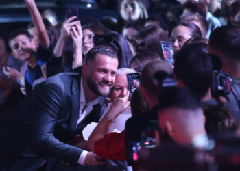 VIDEO/ Nuk përmbahen fanset e moshuara të Luiz Ejllit, çajnë kordonin e sigurisë për një foto me fituesin e “BBV”