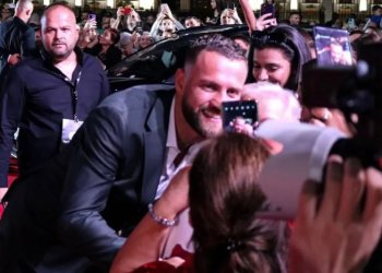 Lëndohet nga sigurimi në premierën e filmit për t’a takuar Luizin?! Ja çfarë bën ai për fansen e moshuar