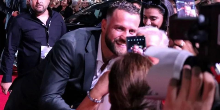 Lëndohet nga sigurimi në premierën e filmit për t’a takuar Luizin?! Ja çfarë bën ai për fansen e moshuar