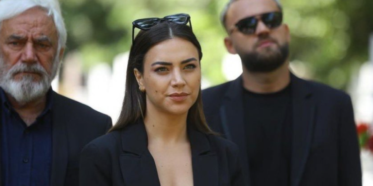 “Një nënë që puthet për lekë…”, Sara Hoxha reagon ndaj ndjekësve