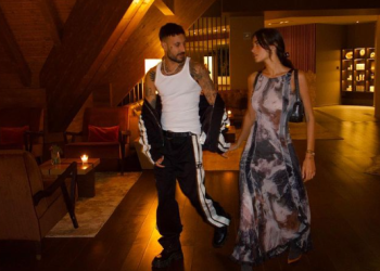 Jori e papërmbajtur, e puth të dashurin italin në mes të rrugës në Tiranë