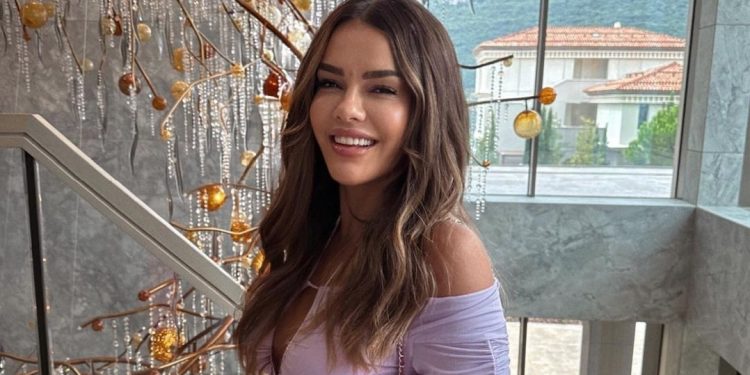 Ariana shton dyshimet se po bëhet sërish nënë, e mbulon barkun në këtë formë