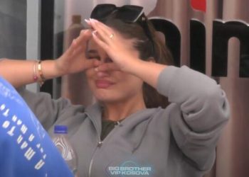 Vesa shpërthen në lot, tregon arsyen pse nuk i flet vëllai i saj (VIDEO)