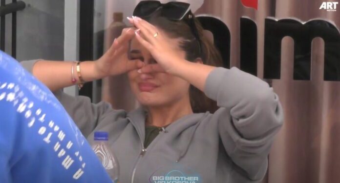 Vesa shpërthen në lot, tregon arsyen pse nuk i flet vëllai i saj (VIDEO)