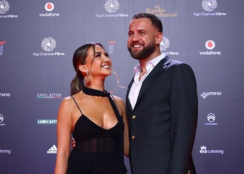 Luizi publikon foton romantike me Kiarën