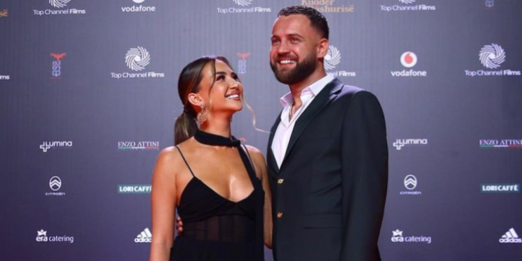 Luizi publikon foton romantike me Kiarën