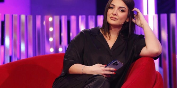 Gati i bie të fikët, Olsa Muhameti nuk ndihet mirë dhe ndërpret emisionin (Video)