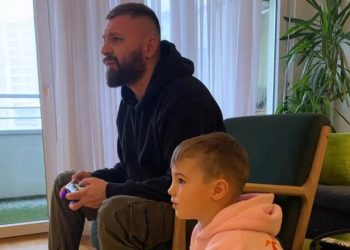 “Mi ble lodra o seni i parë”, Majk me emocione flet për djalin e tij, shikojeni reagimin kur i sheh fotot me të