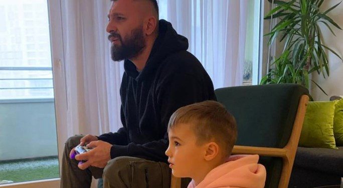 “Mi ble lodra o seni i parë”, Majk me emocione flet për djalin e tij, shikojeni reagimin kur i sheh fotot me të