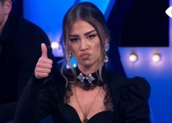 Thuajse u “vranë” në BBV, nuk do ta besoni kush është përkrah Kiara Titos në Fan Club.
