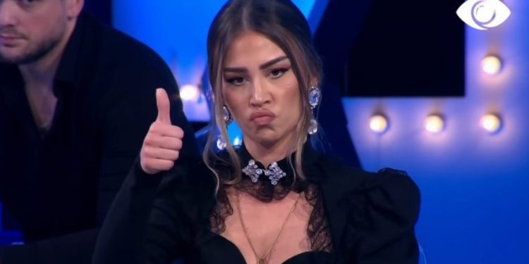 Thuajse u “vranë” në BBV, nuk do ta besoni kush është përkrah Kiara Titos në Fan Club.