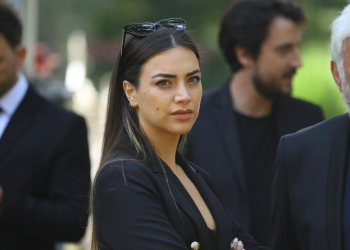 ”E keni quajtur Sara e Ledrit, ja ku e keni tani Sara Hoxhën” / pas gjithë rrëmujës, Sarës i dalin në mbrojtje