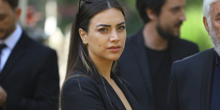 ”E keni quajtur Sara e Ledrit, ja ku e keni tani Sara Hoxhën” / pas gjithë rrëmujës, Sarës i dalin në mbrojtje