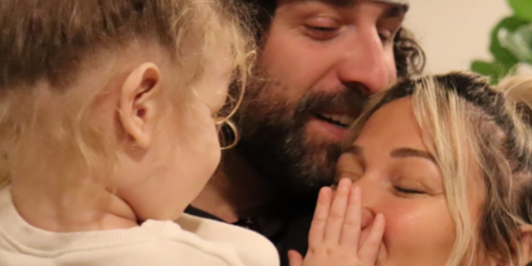 Gruaja e Mc Kreshes publikon foton e ëmbël me Kreshen dhe vajzën e tyre