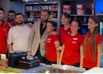 ”Ja morrët shpirtin , ka qenë dhe i sëmurë” / vërshojnë komentet në Top , pasi Luizi ishte i vetëm në premierën në QTU