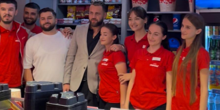 ”Ja morrët shpirtin , ka qenë dhe i sëmurë” / vërshojnë komentet në Top , pasi Luizi ishte i vetëm në premierën në QTU