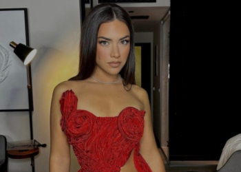 Një kopje e nënës së saj, me anë të një fotoje Sara Hoxha na prezanton portretin familjar të viteve më parë