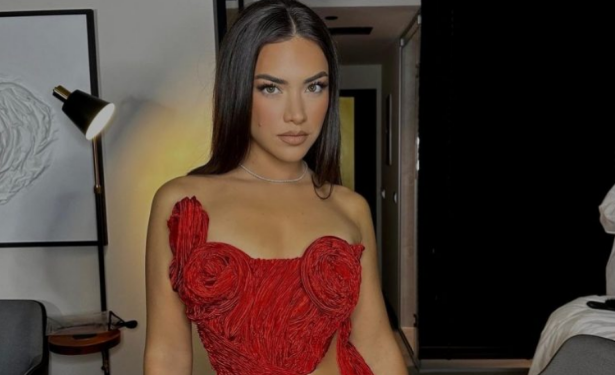 Një kopje e nënës së saj, me anë të një fotoje Sara Hoxha na prezanton portretin familjar të viteve më parë